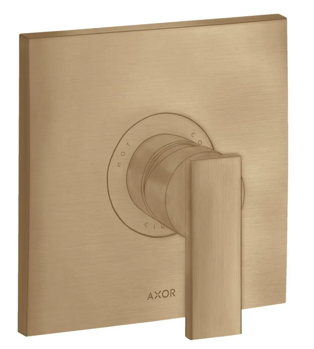 Ein AXOR Brausemischer mit quadratischer Wandplatte und einem rechteckigen Hebelgriff in gebürstetem Bronze-Finish. Temperatur- und Durchflussregulierung erkennbar.
